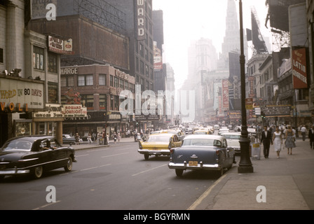 Die Ecke 49th Street sieht man auf der Suche von Broadway in New York City im August 1958. Stockfoto