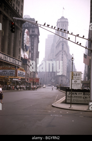 Times Square, wo ein Film von Jerry Lewis spielen und eine Menge aufgereiht im Außenbereich ist eine Ansicht von New York City im August 1958 Stockfoto