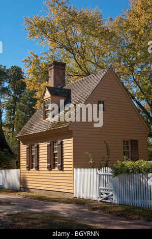 Stock Foto von einem kleinen Haus im Kolonialstil mit weißen Lattenzaun in Williamsburg, VA, USA. Stockfoto