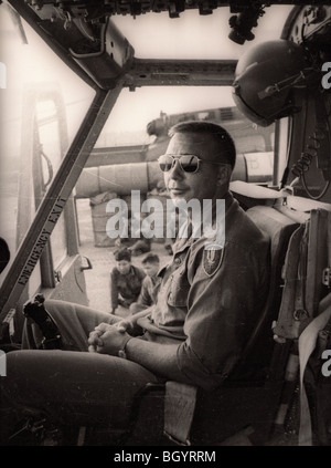 Ein Hubschrauberpilot mit einem 11. Aviation Group Patch blickt von seinem Sitz in einem UH - 1D Hubschrauber in der 121. AHC in Soc Trang Stockfoto