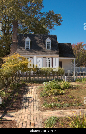 Stock Foto eines kleinen kolonialen Hauses mit Garten Gehwege in Williamsburg, VA, USA. Stockfoto