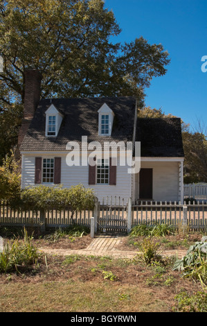 Stock Foto eines kleinen kolonialen Hauses mit Garten Gehwege in Williamsburg, VA, USA. Stockfoto