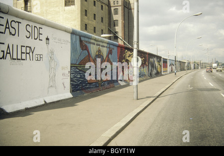 Ost-Galerie auf der westdeutschen Seite der Berliner Mauer ein paar Monate vor dem Zusammenbruch der Sowjetunion. Stockfoto