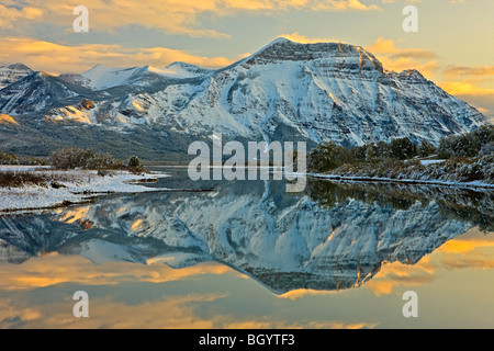 Reflexionen von Vimy Mt auf Lower Waterton Lake (Ritter See) bei Sonnenuntergang in Waterton Lakes National Park (ein UNESCO-Weltkulturerbe Stockfoto