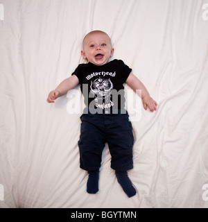 Baby Junge gekleidet in schwarz in die Kamera schaut. Stockfoto