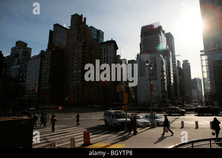 Blick auf das Time Warner Center und die Unisphere Replik am Columbus Circle, Manhattan, in New York city Stockfoto