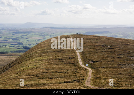 Wanderer auf kleine Ingleborough, in den Yorkshire Dales Stockfoto