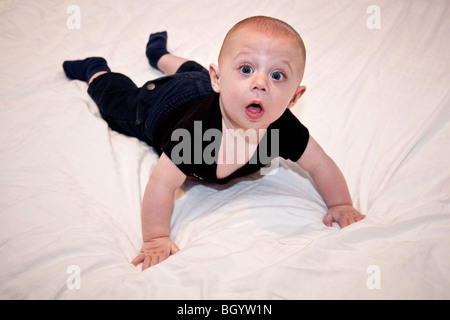 Baby Junge gekleidet in schwarz in die Kamera schaut. Stockfoto