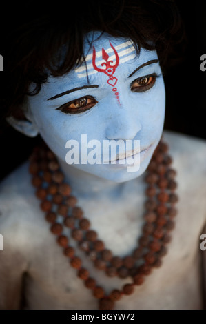 Indischer Junge, Gesicht gemalt als Hindu Gott Shiva vor einem schwarzen Hintergrund. Indien Stockfoto