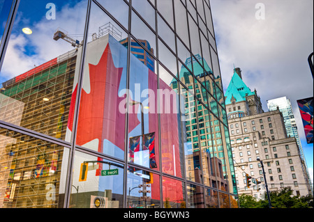 Reflexionen von Bau- und Turm der Kathedrale in den Fenstern eines Gebäudes in der Innenstadt von Vancouver neben dem Fairmont Hotel Va Stockfoto