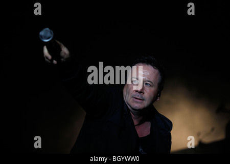 Jim Kerr, Sänger der 80er Jahre schottische Band, Simple Minds, führt zusammen mit der Band in Banja Luka am 12. November 2009 Stockfoto