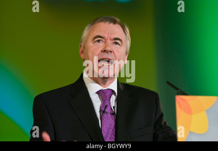 Ieuan Wyn Jones AM stellvertretende erste Minister und Führer der Partei Plaid Cymru Konferenz in Cardiff South Wales UK Stockfoto