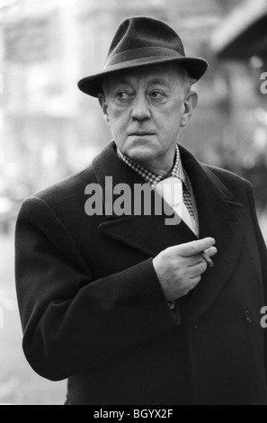 Sir Alec Guinness, der Schauspieler, den er im Old Country, im Queens Theatre, Shaftesbury Avenue, gespielt hat. London, England, ca. 1977. 1970S GB HOMER SYKES Stockfoto