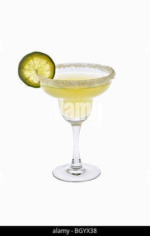 Margarita Mischgetränk mit gesalzenem Felge und Limettenscheibe garnieren auf weißem Hintergrund Stockfoto