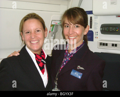 Weibliche British Airways Flugbegleiter innen Flugzeug, Heathrow Flughafen, Greater London, England, Vereinigtes Königreich Stockfoto