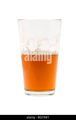 Schlangenbiss oder Pint Bier, Ale, Lager auf weißem Hintergrund halb leer Stockfoto