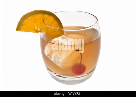 Whiskey Sour Mischgetränk mit Kirsche und orange Slice auf weißem Hintergrund Stockfoto