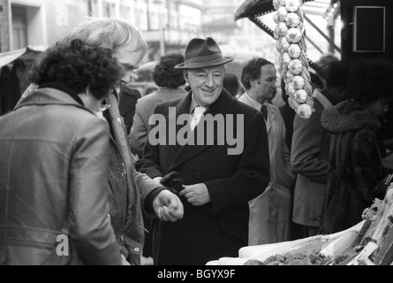 Sir Alec Guinness, der Schauspieler, den er im Old Country spielte, im Queens Theatre, Shaftesbury Avenue. London, England 1977. Soho Market kaufte Obst, bevor er ins Theater ging, 1970er, UK HOMER SYKES Stockfoto