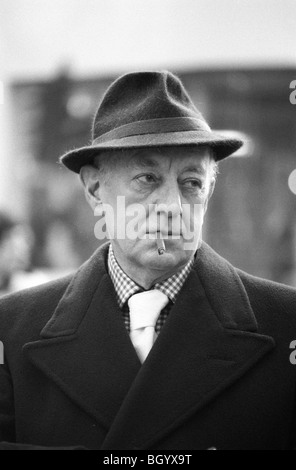 Sir Alec Guinness, der Schauspieler, den er im Old Country spielte, im Queens Theatre, Shaftesbury Avenue. London, England 1977. HOMER SYKES AUS DEN 1970ER JAHREN Stockfoto