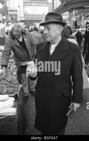 Sir Alec Guinness, der Schauspieler, den er im Old Country spielte, im Queens Theatre, Shaftesbury Avenue. London, England 1977. Soho Market kaufte Obst, bevor er ins Theater ging, 1970er, UK HOMER SYKES Stockfoto