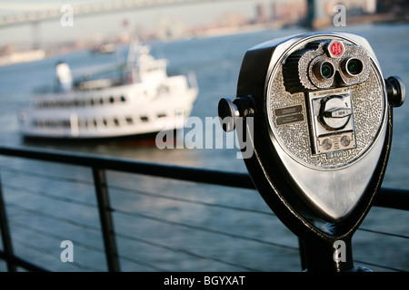 Sucher blicken auf Brooklyn im Pier 17 Downtown New York Stockfoto