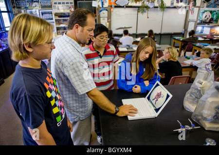 California Mittelschule Biologielehrer zeigt seinen Schülern eine E-Tour einen Frosch sezieren auf einem Laptopcomputer. Stockfoto