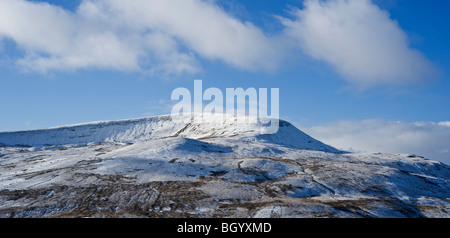 Ventilator Fawr mit Winterschnee, Brecon Beacons National Park, Wales Stockfoto