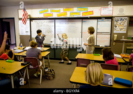 California Mittelschüler / innen ausleben Wortschatz Wortbedeutungen während ein Klassenkamerad Videos ihre Leistung. Hinweis-Lehrer. Stockfoto