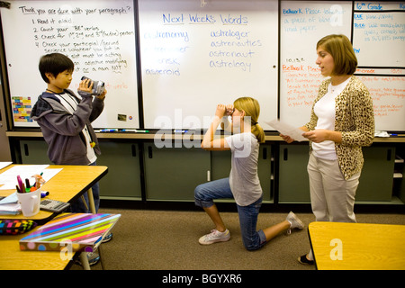 California Mittelschüler / innen ausleben Wortschatz Wortbedeutungen während ein Klassenkamerad Videos ihre Leistung. Hinweis-Lehrer. Stockfoto