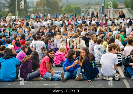 Zeigt eine Reihe von Stimmungen, sammeln California Mittelschüler / innen auf ihrem Campus zwischen den Klassen. Stockfoto