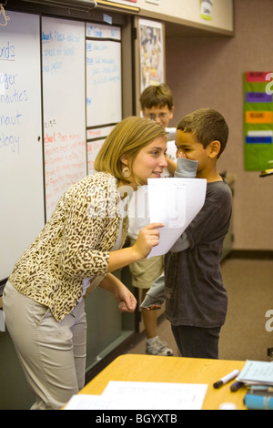 California Mittelschule Lehrer teilt ein Geheimnis eines ihrer Schüler. Stockfoto