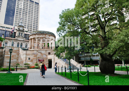 ANZAC war Memorial ANZAC Square Brisbane Australien // BRISBANE, Australien — das ANZAC war Memorial mit seiner ewigen Flamme steht auf dem ANZAC Square und ehrt Soldaten des australischen und neuseeländischen Armeekorps, die seit dem Ersten Weltkrieg in Konflikten gedient haben. Das Denkmal befindet sich zwischen den Straßen Ann und Adelaide im zentralen Geschäftsviertel und dient als Mittelpunkt für Gedenkzeremonien, insbesondere am ANZAC Day (25. April) und Gedenktag. Die ewige Flamme, die Erinnerung und Opfer symbolisiert, ist seit ihrer Einweihung ununterbrochen verbrannt. Stockfoto
