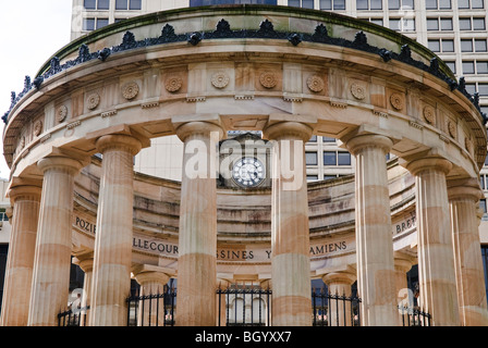 ANZAC war Memorial Eternal Flame Brisbane Australien // BRISBANE, Australien - Brisbanes ANZAC war Memorial mit ewiger Flamme Stockfoto