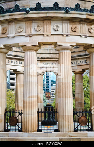 ANZAC war Memorial Eternal Flame Brisbane Australien // BRISBANE, Australien — das ANZAC war Memorial mit seiner ewigen Flamme steht auf dem ANZAC Square in Brisbane und ehrt Soldaten des australischen und neuseeländischen Armeekorps, die seit dem Ersten Weltkrieg in Konflikten gedient haben. Das Denkmal befindet sich zwischen den Straßen Ann und Adelaide im zentralen Geschäftsviertel und dient als Mittelpunkt für Gedenkzeremonien, insbesondere am ANZAC Day (25. April) und Gedenktag. Die ewige Flamme, die Erinnerung und Opfer symbolisiert, ist seit ihrer Einweihung ununterbrochen verbrannt. Stockfoto