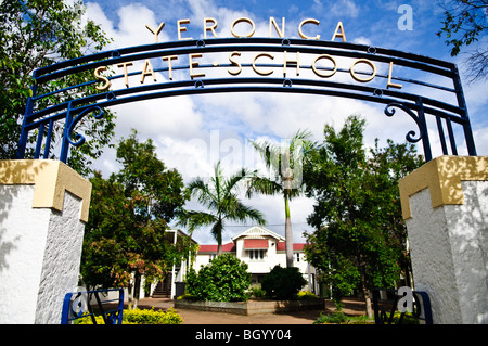 BRISBANE, Australien - Eingang des Yeronga staatliche Grundschule Stockfoto