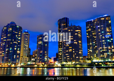 BRISBANE, Australien – die Skyline der Innenstadt von Brisbane bei Nacht, von der anderen Seite des Brisbane River im Captain Burke Park aus gesehen. Die beleuchteten Hochhäuser reflektieren das ruhige Wasser des Flusses und bieten einen atemberaubenden Blick auf die pulsierende Innenstadt der Stadt. Stockfoto