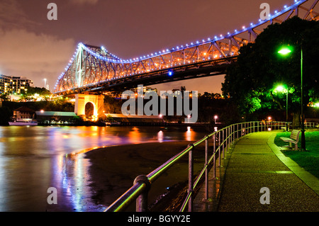 Story Bridge beleuchtet bei Nacht Brisbane Australien / BRISBANE, Australien – die beleuchteten Stahlbinder der Story Bridge spannen den Brisbane River bei Nacht. Die freitragende Konstruktion wurde von John Bradfield entworfen, der technische Erfahrungen aus seiner Arbeit an der Sydney Harbour Bridge anwandte. Die 1940 eröffnete, denkmalgeschützte Spannweite von 2.549 Fuß (777 m) verbindet Fortitude Valley mit Kangaroo Point. Stockfoto