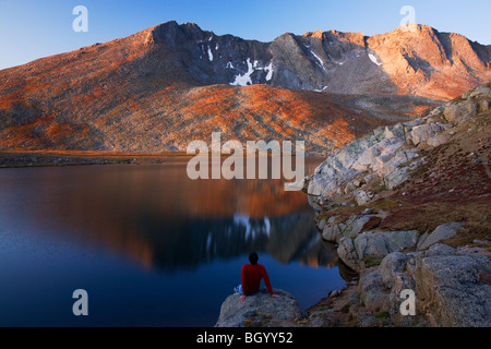 Wanderer am Summit Lake, Mount Evans Erholungsgebiet, Arapaho National Forest, Colorado. (Modell freigegeben) Stockfoto