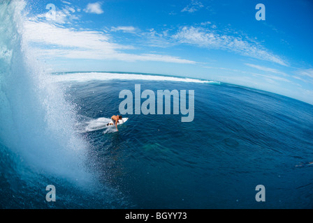 Surfer reiten Welle Stockfoto