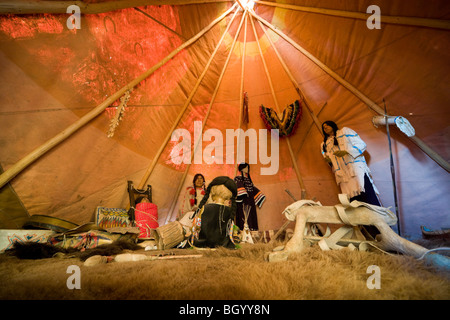 Im Inneren ein Lakota Indianer Tipi, Tipi, Tipi. Museumsausstellung, Display, am Crazy Horse Memorial, South Dakota. Stockfoto