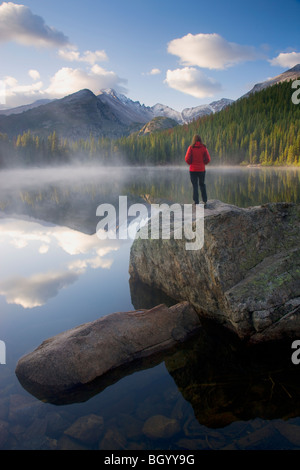 Ein Wanderer am Bear Lake, Rocky Mountain National Park, Colorado. (Modell freigegeben) Stockfoto