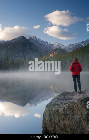 Ein Wanderer am Bear Lake, Rocky Mountain National Park, Colorado. (Modell freigegeben) Stockfoto