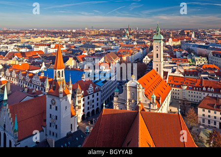 Luftaufnahme über Altes Rathaus (Old City Hall), Heilig-Geist-Kirche (Kirche des Heiligen Geistes) und der Stadt München (Mun Stockfoto
