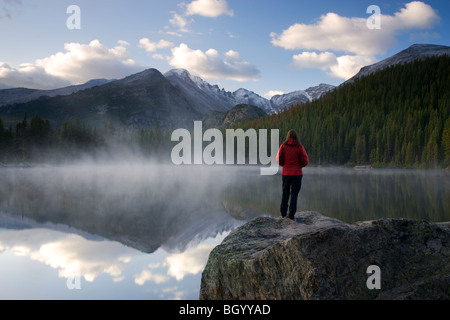 Ein Wanderer am Bear Lake, Rocky Mountain National Park, Colorado. (Modell freigegeben) Stockfoto