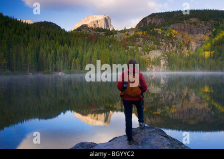 Ein Wanderer am Bear Lake, Rocky Mountain National Park, Colorado. (Modell freigegeben) Stockfoto