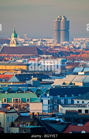 Blick über die Dächer in Richtung der BMW Gebäude in der Stadt München (München), Bayern, Deutschland, Europa. Stockfoto