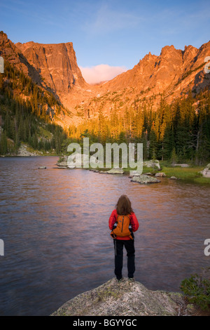 Wanderer am Dream Lake, Rocky Mountain National Park, Colorado. (Modell freigegeben) Stockfoto