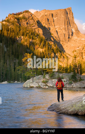 Wanderer am Dream Lake, Rocky Mountain National Park, Colorado. (Modell freigegeben) Stockfoto