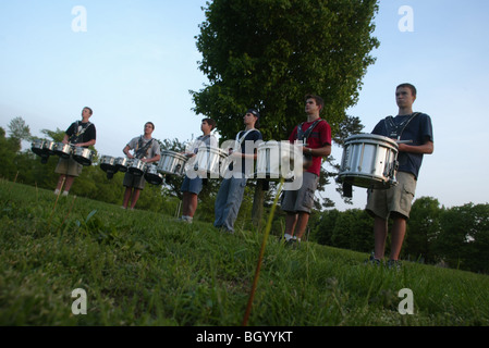 Bloomington High School North Trommler Praxis für einen marschierenden Wettbewerb weiter fallen. Stockfoto