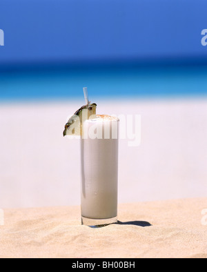 Pina Colada cocktail trinken am Strand, Varadero, Matanzas, Republik Kuba Stockfoto